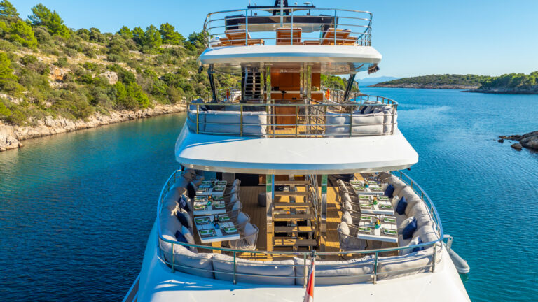 09-Argo-stern view_